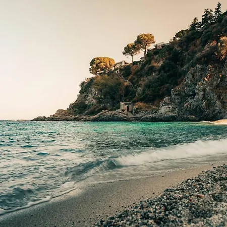 Tiny House In The Historic Centre Of Soverato 度假居